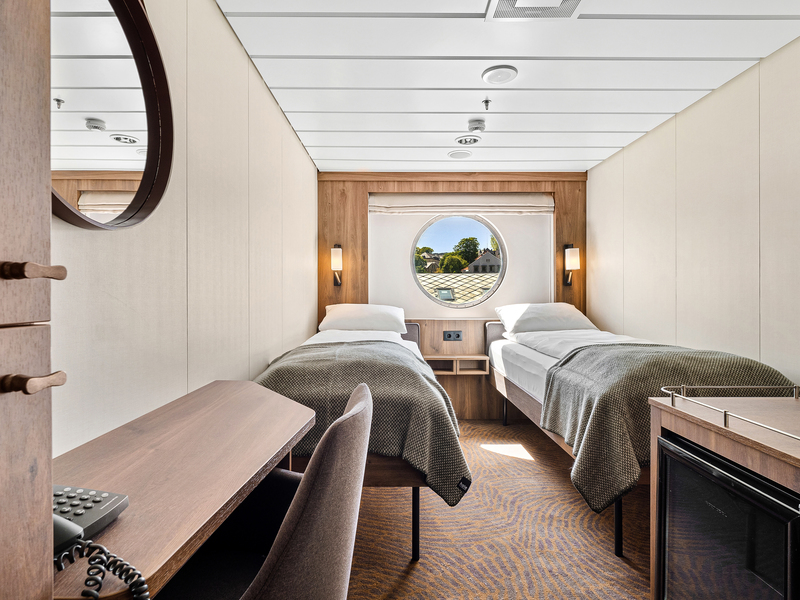 Arctic Superior | Twin on upper deck with window